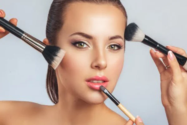 چگونه از آرایش صورت برای ایجاد یک آرایش جدید و خاص استفاده کنیم؟